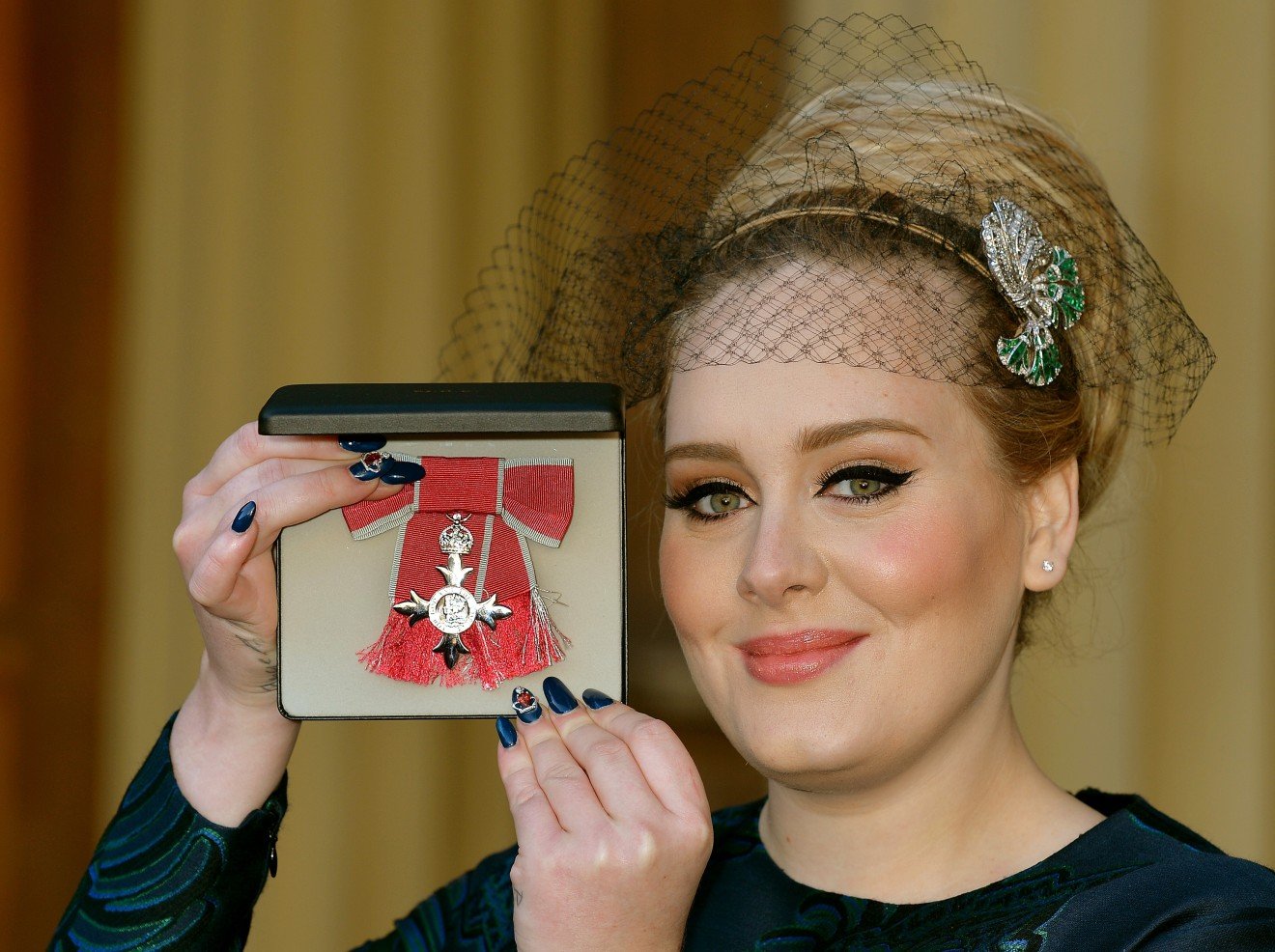 Cantora Adele recebe a mais alta honraria da família Real britânica