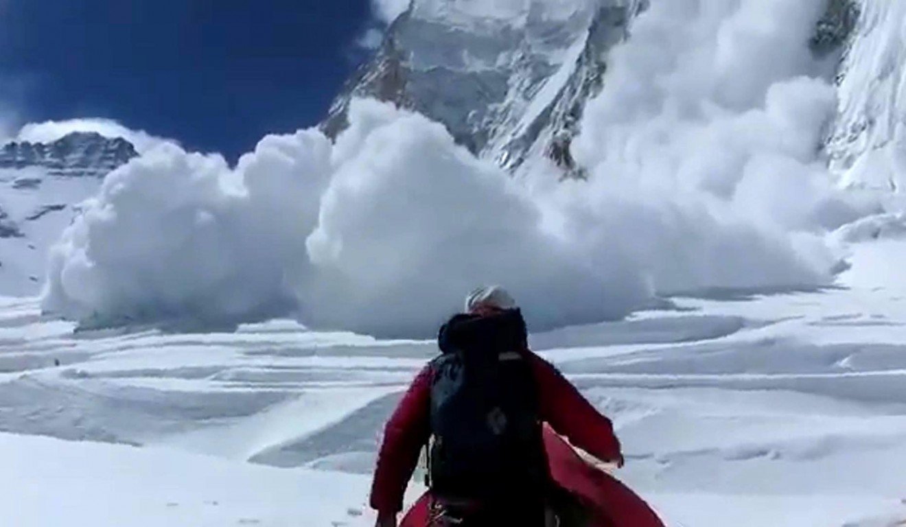 Três guias permanecem desaparecidos após avalanche no Monte Everest