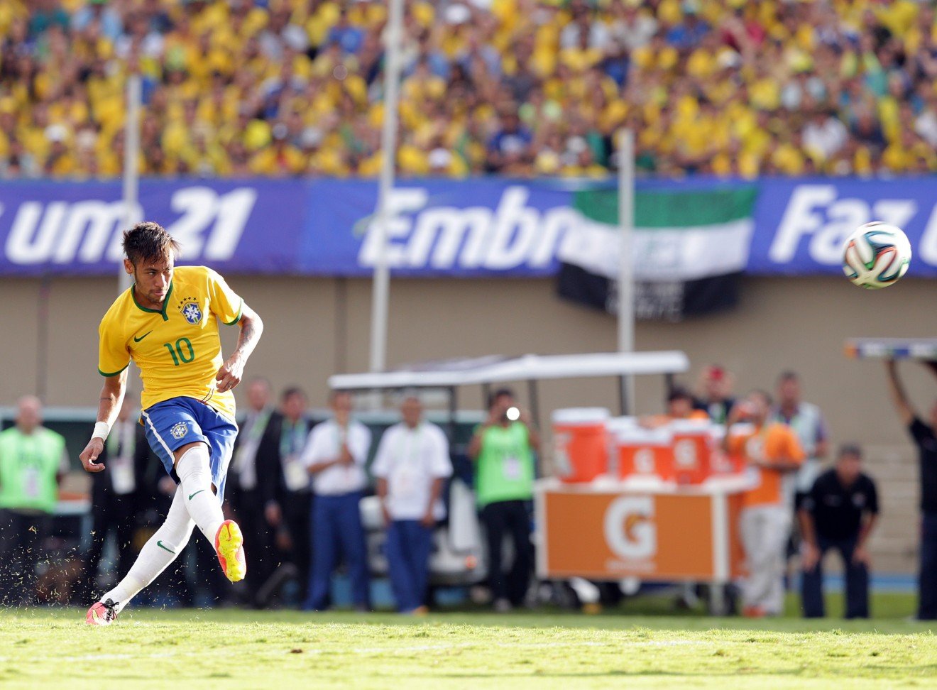 Neymar quase marca golaço em cobrança de falta