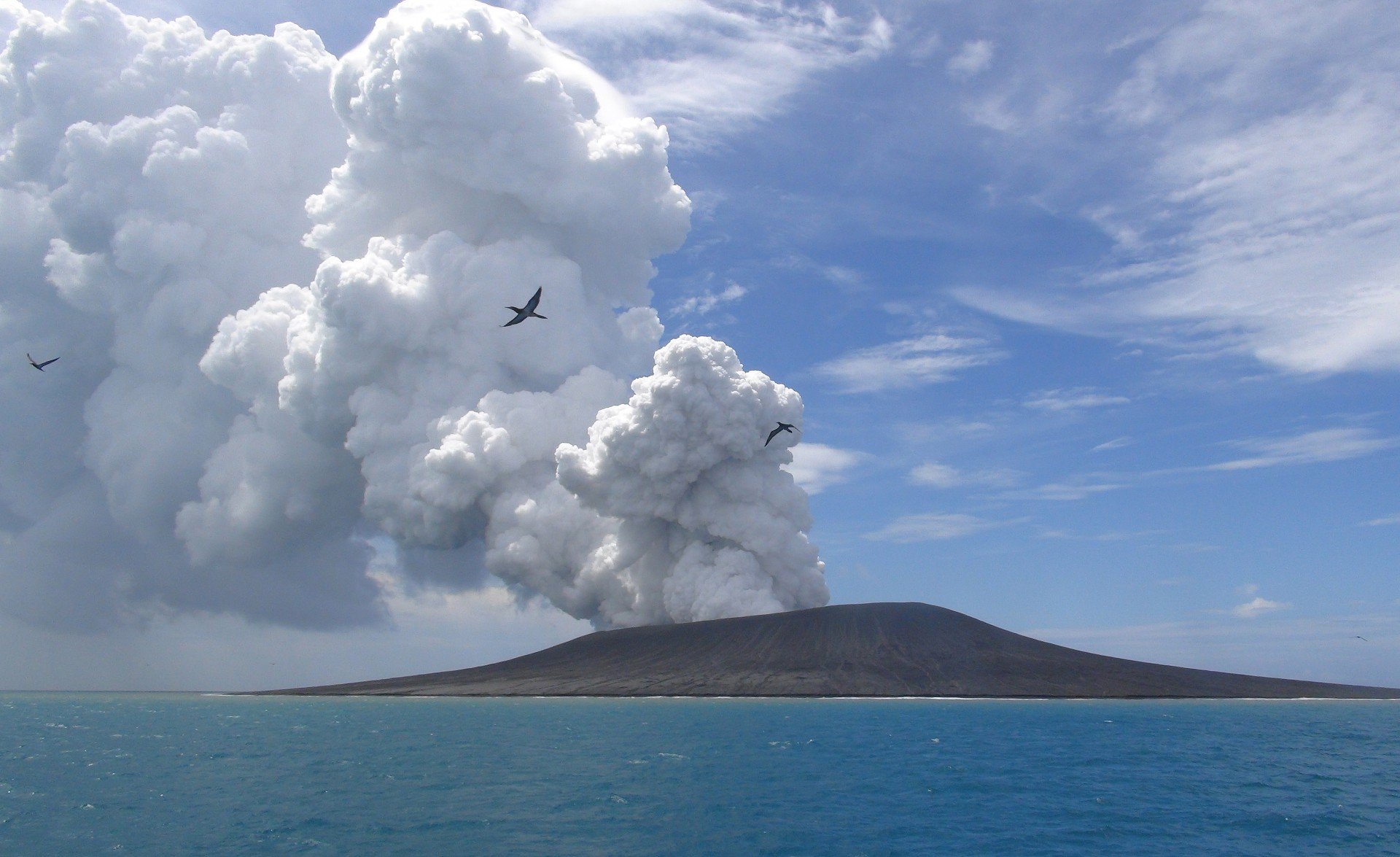 Erupção vulcânica em Tonga cria nova ilha Erupção vulcânica em Tonga