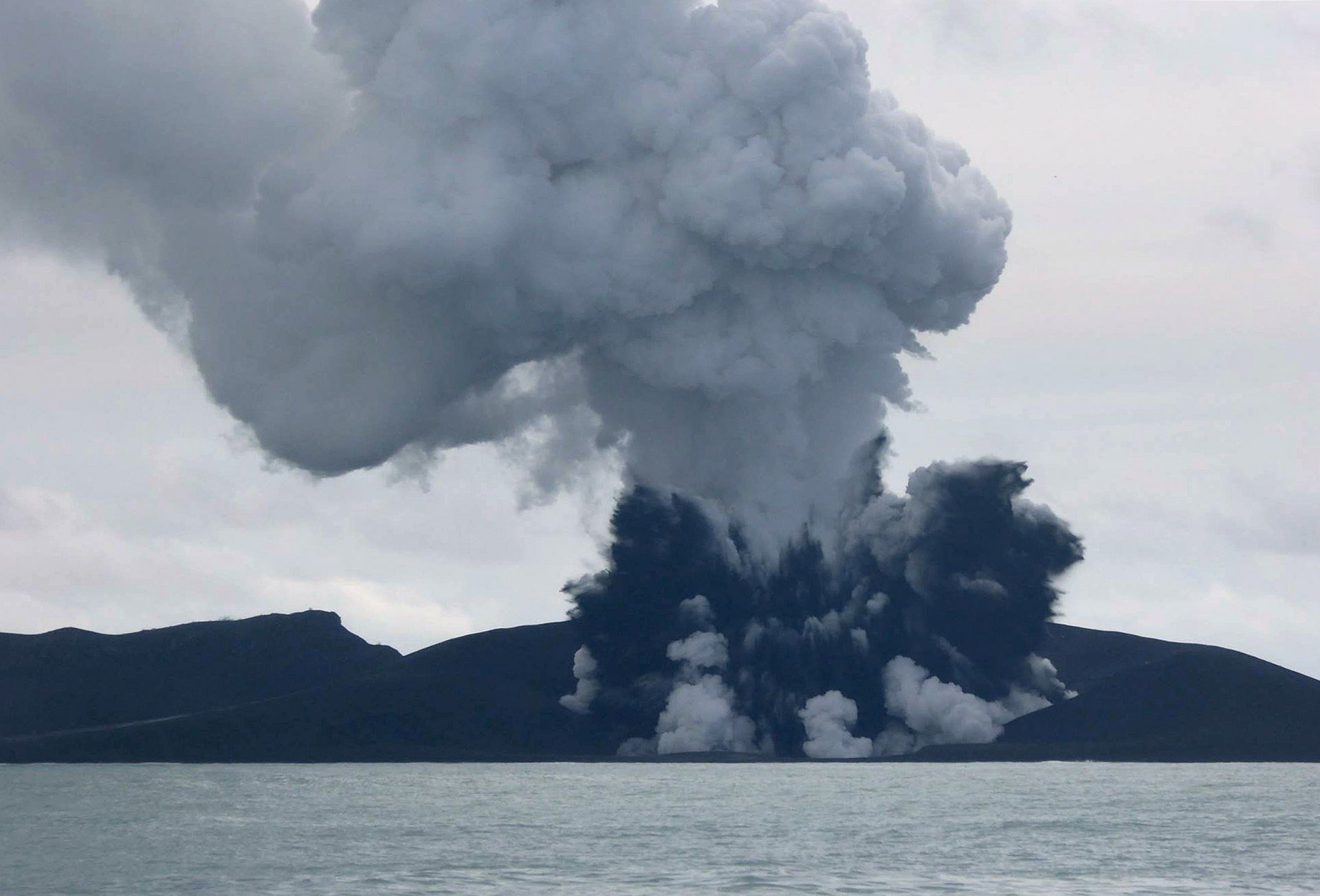 Erupção vulcânica em Tonga cria nova ilha Erupção vulcânica em Tonga