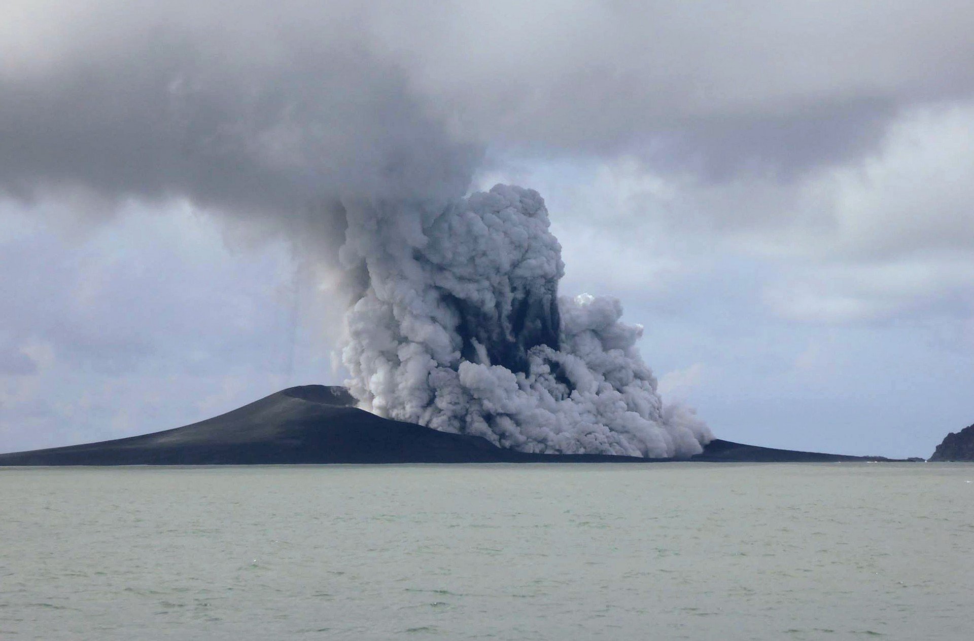Erupção vulcânica em Tonga cria nova ilha Erupção vulcânica em Tonga