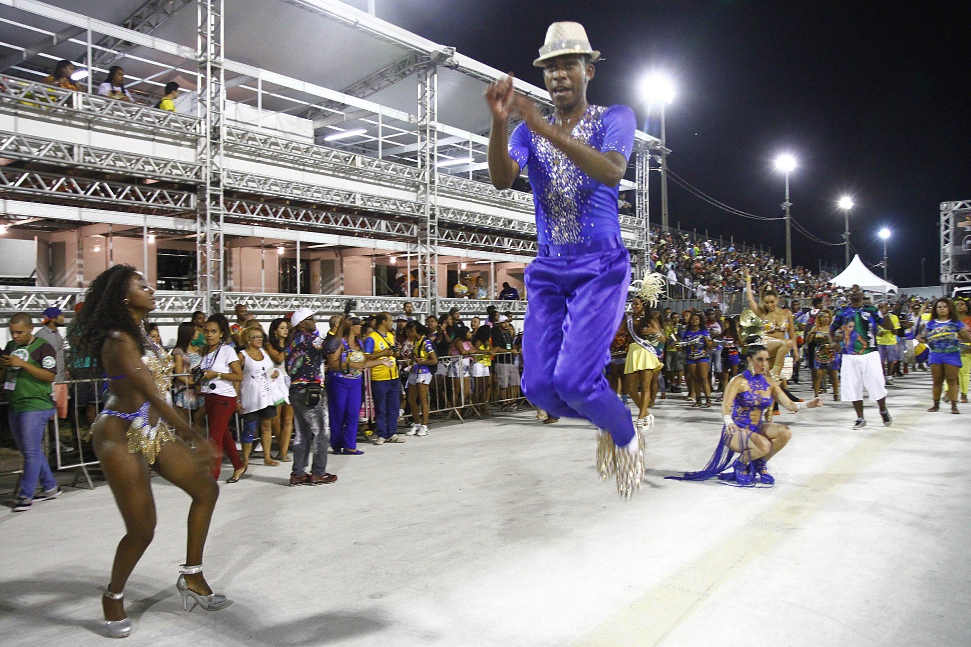 Tudo Pronto Para O Desfile Das Escolas De Samba De Porto Alegre Tudo