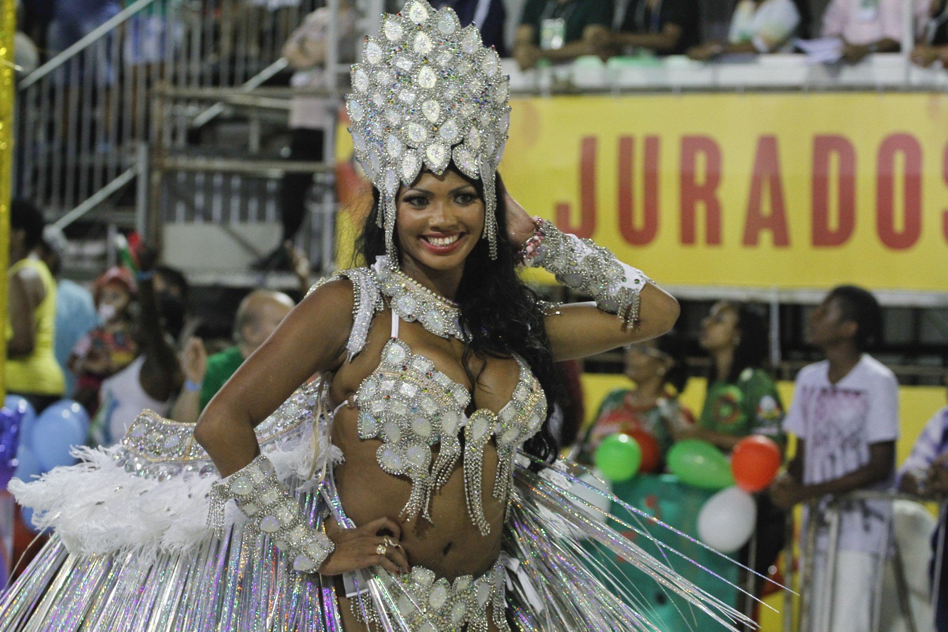 A beleza das cores na primeira noite de desfiles do Carnaval de Porto Alegre A beleza das A beleza das cores na primeira noite de desfiles do Carnaval de Porto Alegre A beleza das