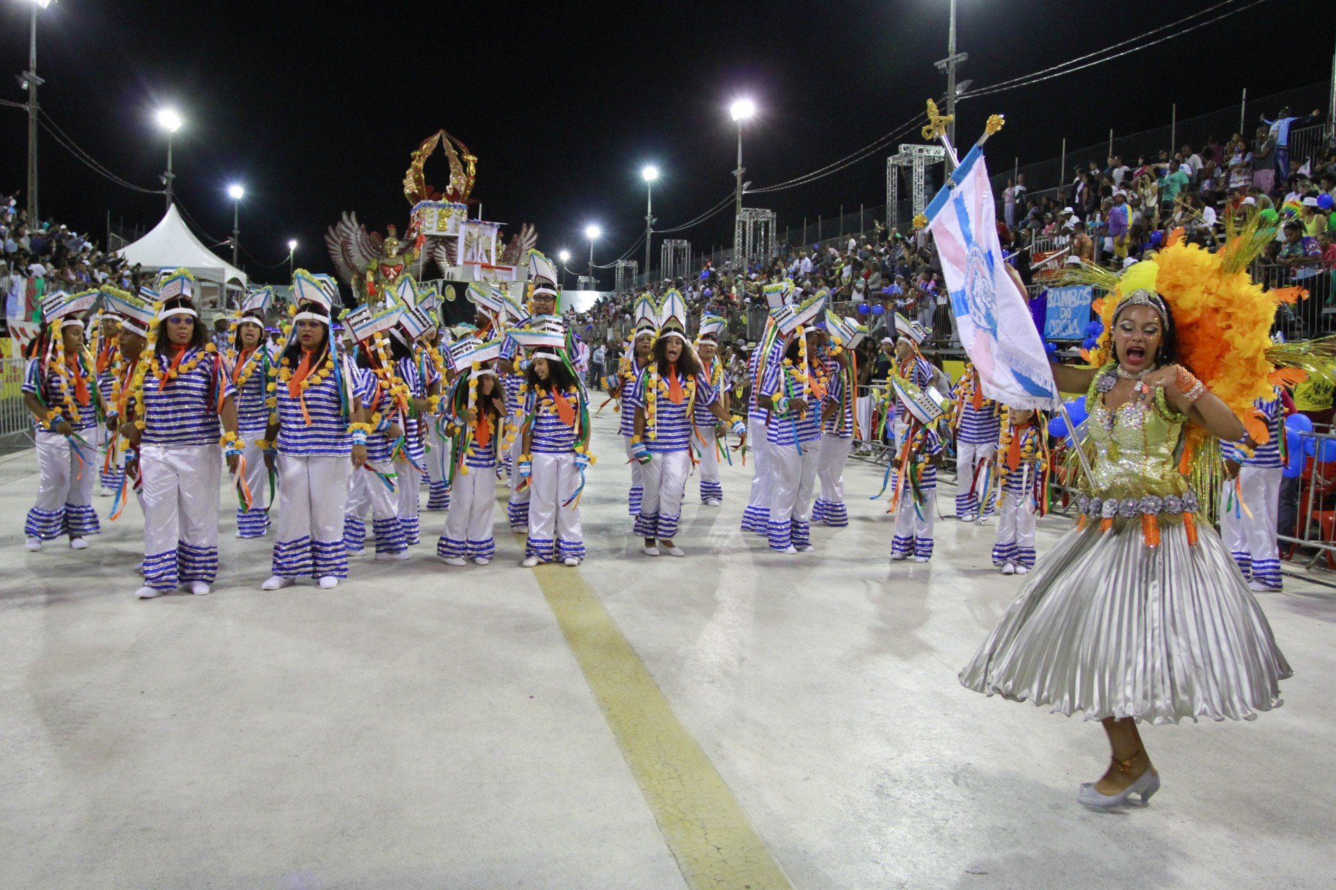 A Beleza Das Cores Na Primeira Noite De Desfiles Do Carnaval De Porto