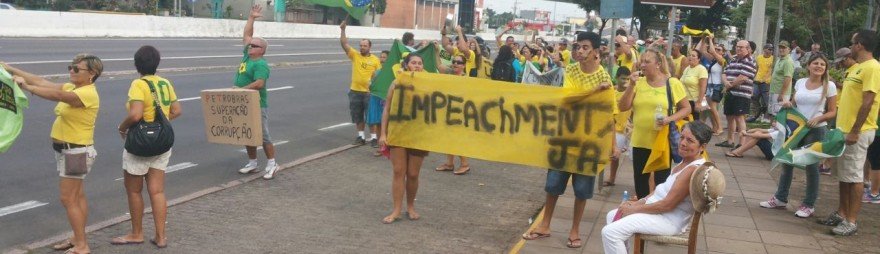 Manifestação iniciou na Praça do Avião e segue até a Prefeitura