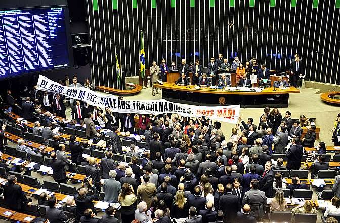 câmara dos deputados aprova o texto principal do projeto de terceirização câmara dos deputados