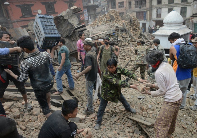 Terremoto Mata Centenas De Pessoas E Causa Destruição No Nepal ...