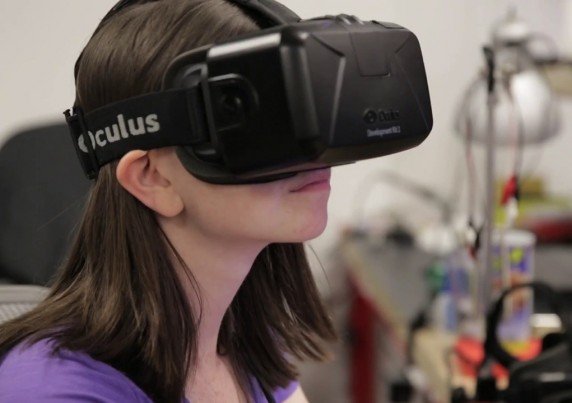 Usuário vestindo o Oculus Rift, visor de realidade virtual para jogos