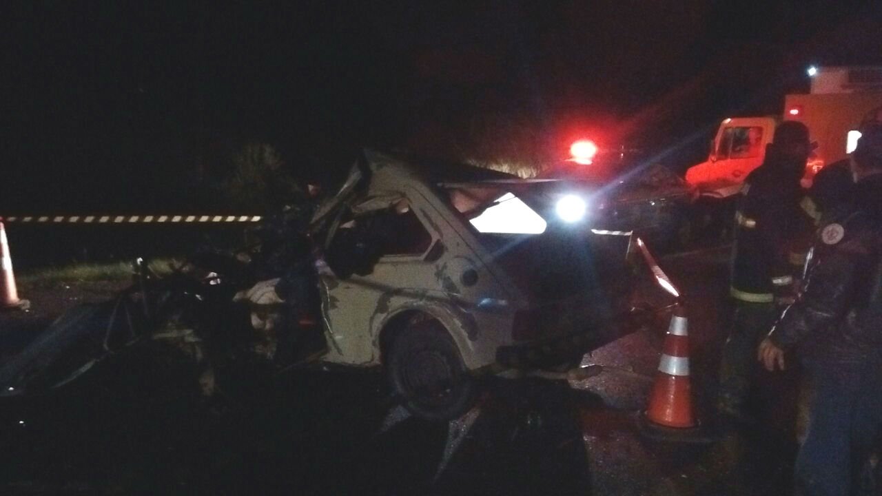 Duas pessoas morrem em acidente entre ambulância e carro na BR116 Duas pessoas morrem em Duas pessoas morrem em acidente entre ambulância e carro na BR116 Duas pessoas morrem em