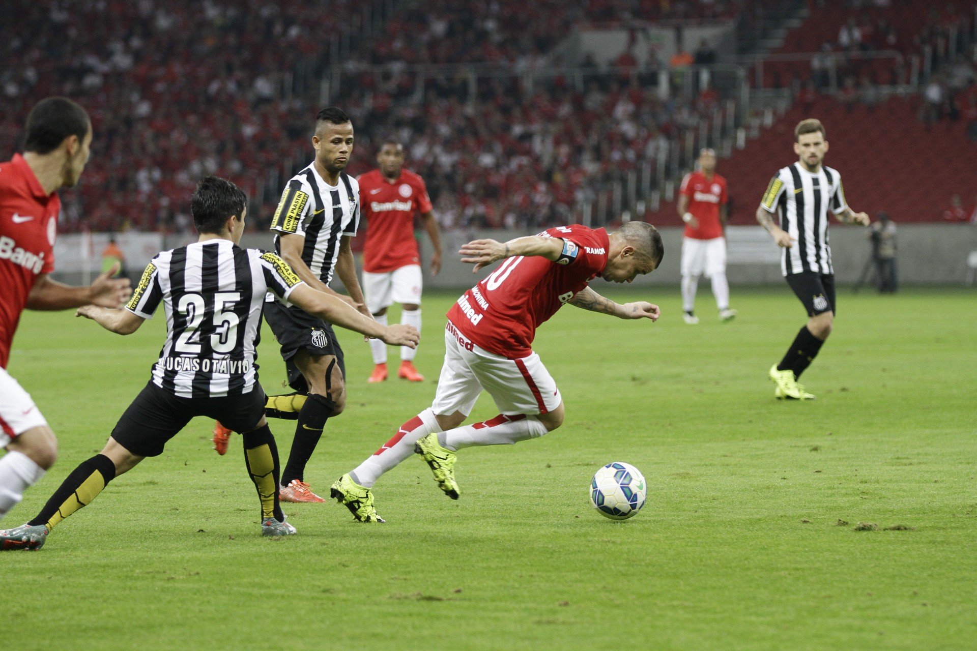 Valdívia sai do banco para garantir a vitória do Inter sobre o Santos