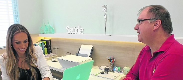 A nutricionista Aline Furlan orienta José Diehl na largada simbólica do projeto que vai até janeiro de 2016