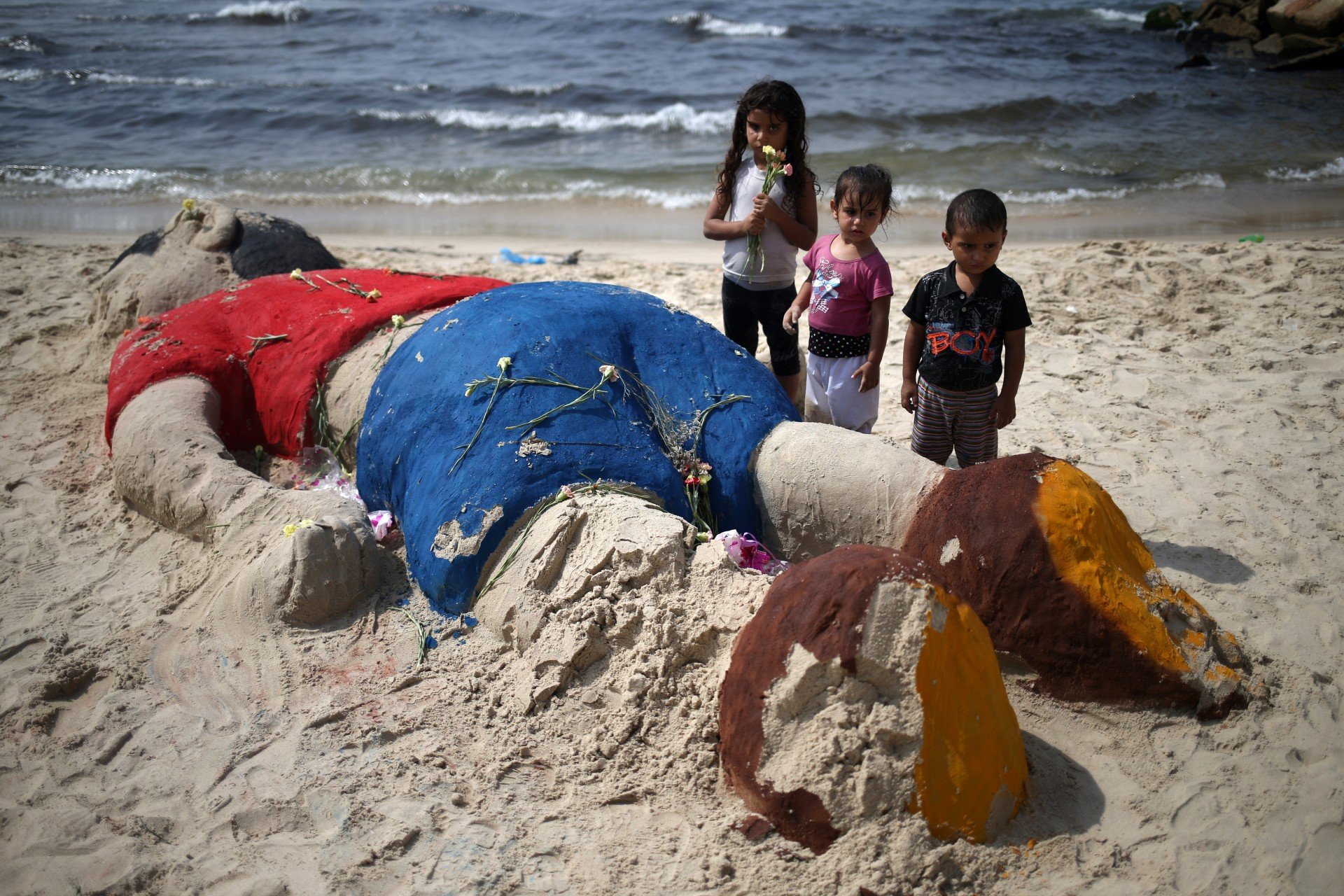 Escultura De Areia Em Gaza Lembra Menino S rio Afogado Escultura De 