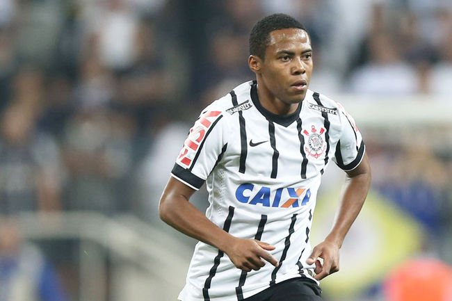 Elias leva companheiros e ovos de Páscoa a crianças do seu projeto