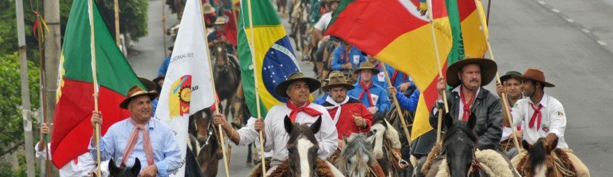 A doença do mormo esvaziou o desfile em Canoas, que saiu da Avenida das Canoas até o Parque Eduardo Gomes.