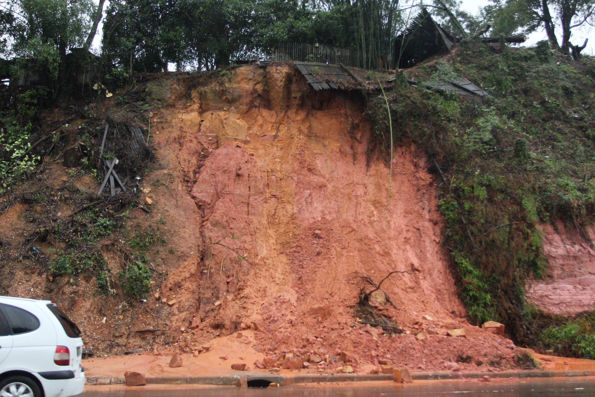 Deslizamento bloqueia ERS-400 entre Candelária e Sobradinho, Rio Grande do  Sul