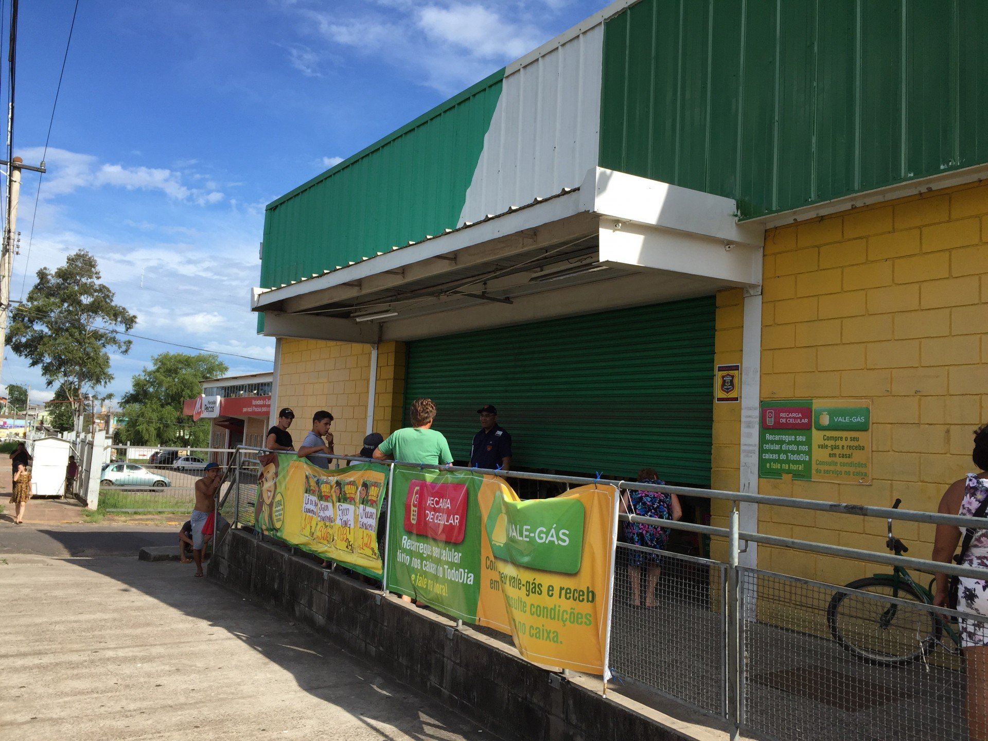 Walmart fecha mais duas lojas Nacional em Porto Alegre