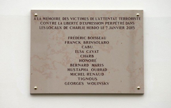 Placa em homenagem às vítimas do Charlie Hebdo tem erro de ortografia.