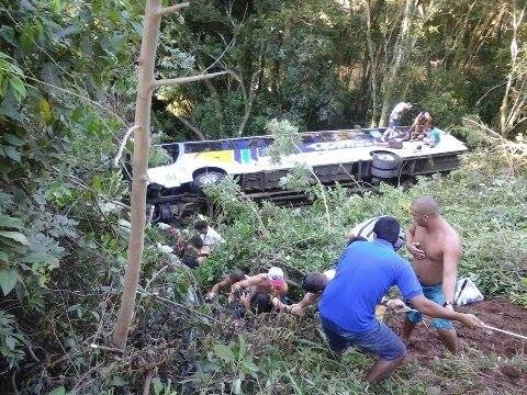 Ônibus Cai De Barranco Em Riozinho; Há Um Morto E 14 Feridos - Região ...