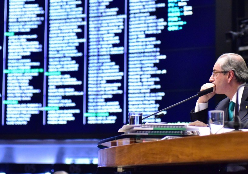Eduardo Cunha presidiu sessão que definiu integrantes da comissão do impeachment
