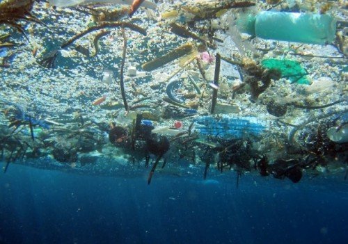 Plástico e materiais descartados são vistos flutuando no Oceano Pacífico