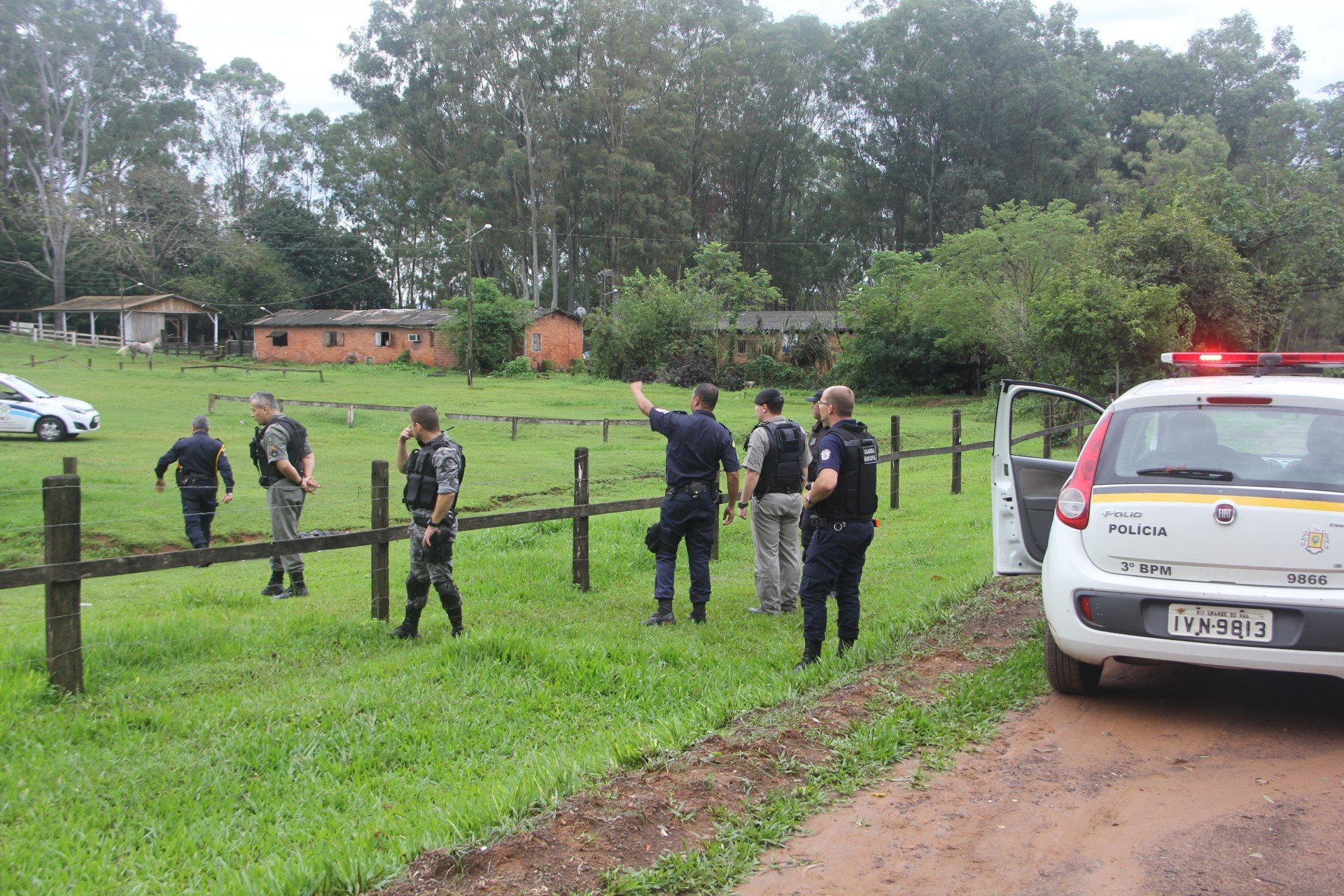 Dois bandidos morrem em tiroteio policiais após assalto em Lomba