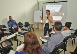 Mariana Boeira conduziu palestra sobre como a internet pode ajudar os pequenos negócios