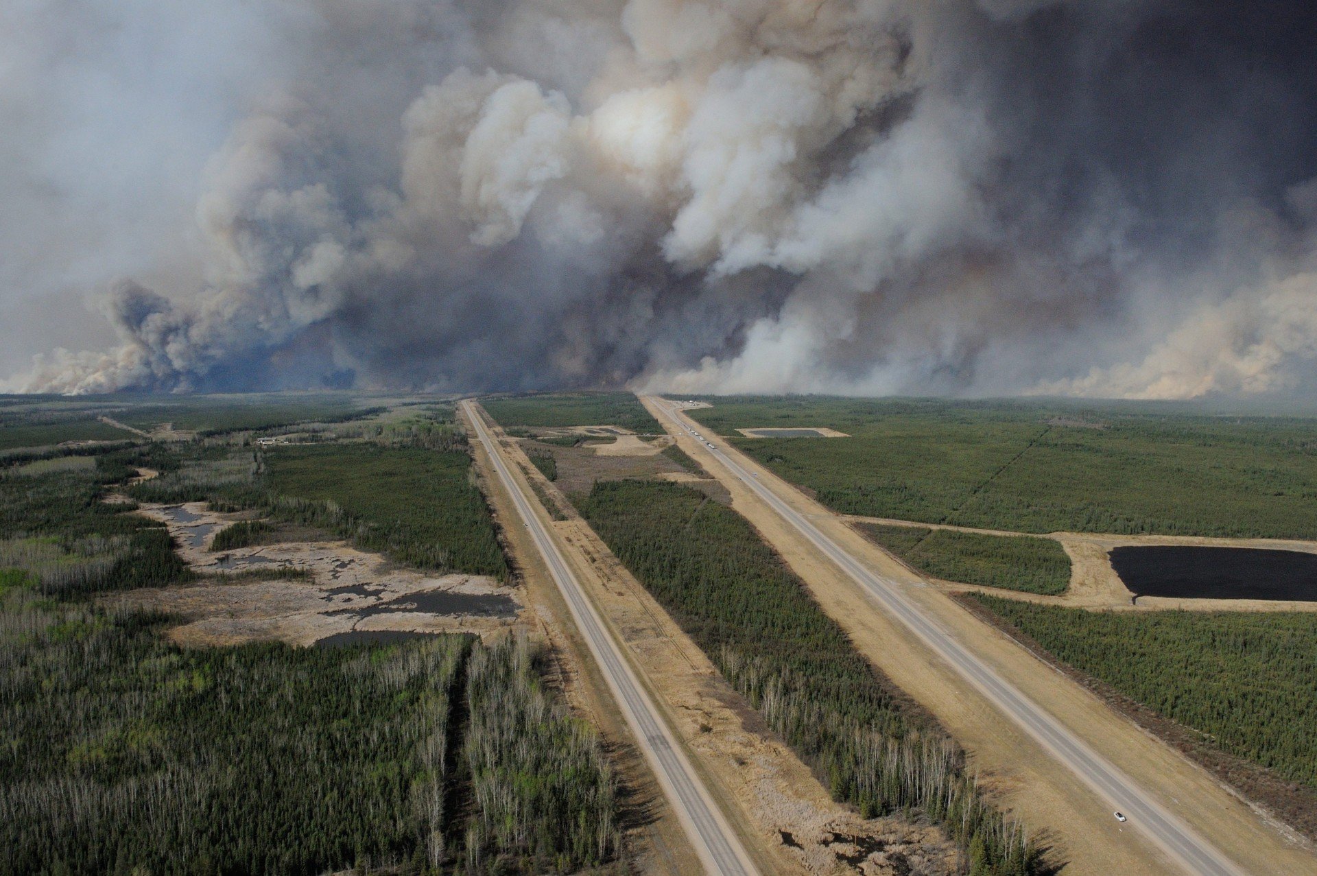 Maior desastre natural do Canadá continua fora de controle. Veja as