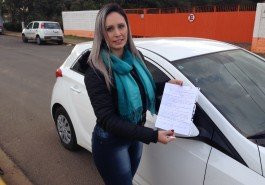 Pâmela Ortolan com a carta deixada pelo ladrão de seu carro