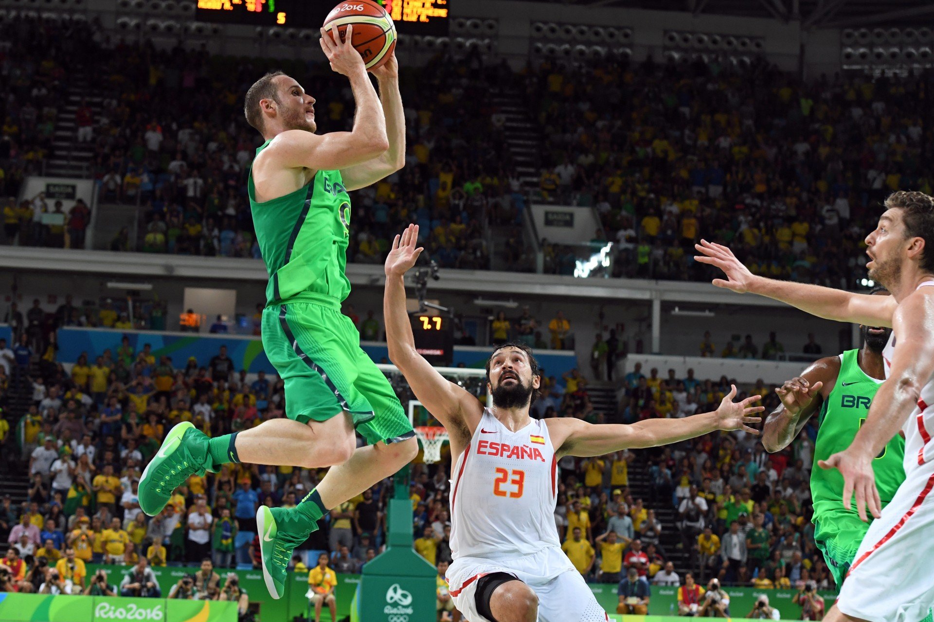 Nos últimos segundos, Brasil vence Espanha por 66 a 65 no basquete  masculino