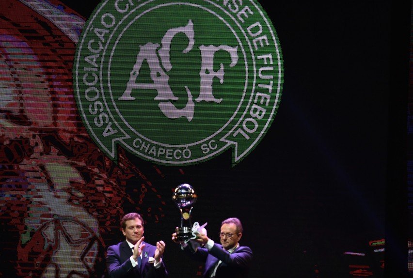 Resultado de imagem para CHAPECOENSE TROFEU SUL AMERICANA