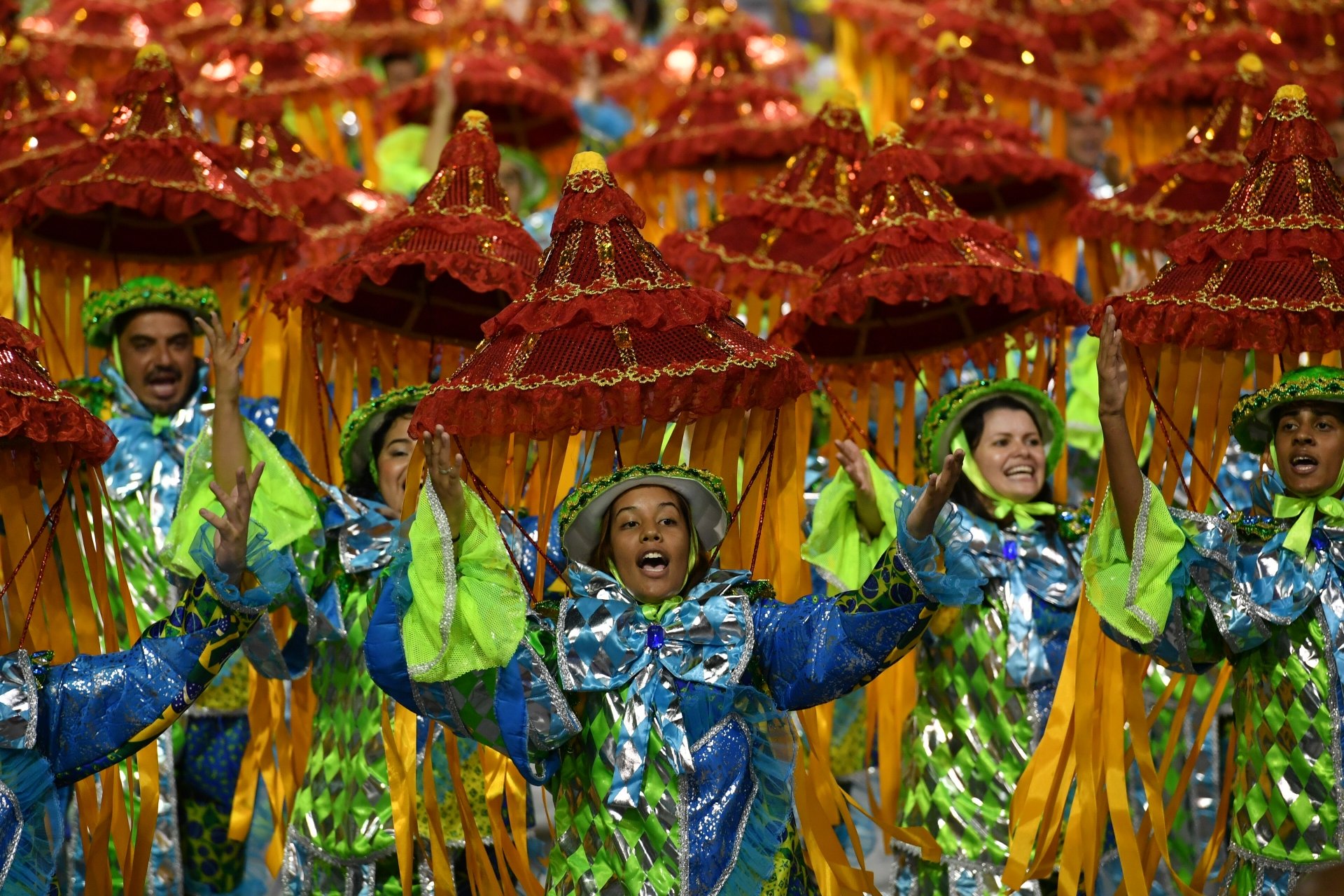 Homenagens marcam primeiro dia de desfiles do carnaval de São Paulo