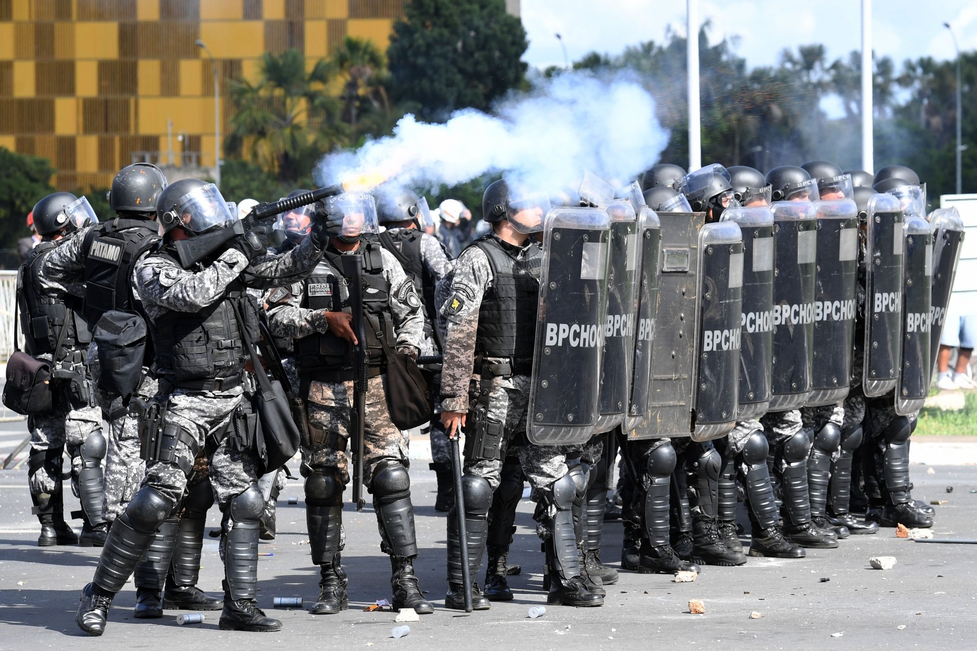 Polícia usa bombas para dispersar manifestantes em Brasília - País - Jornal NH