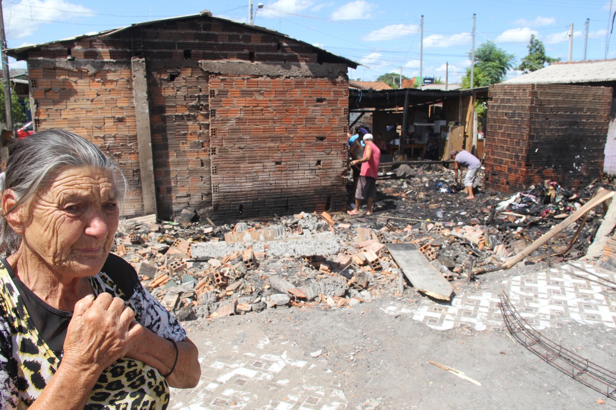 Três famílias perderam tudo em incêndio nesta madrugada em São Leopoldo