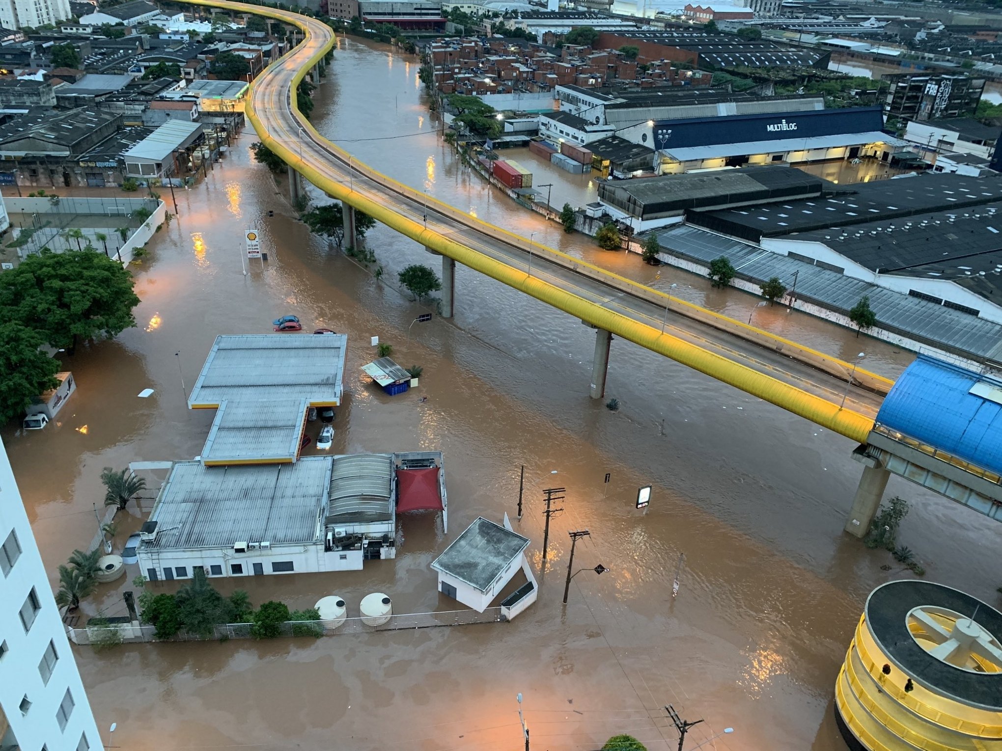 Temporal provoca alagamentos cancela voos e já deixa dois mortos em