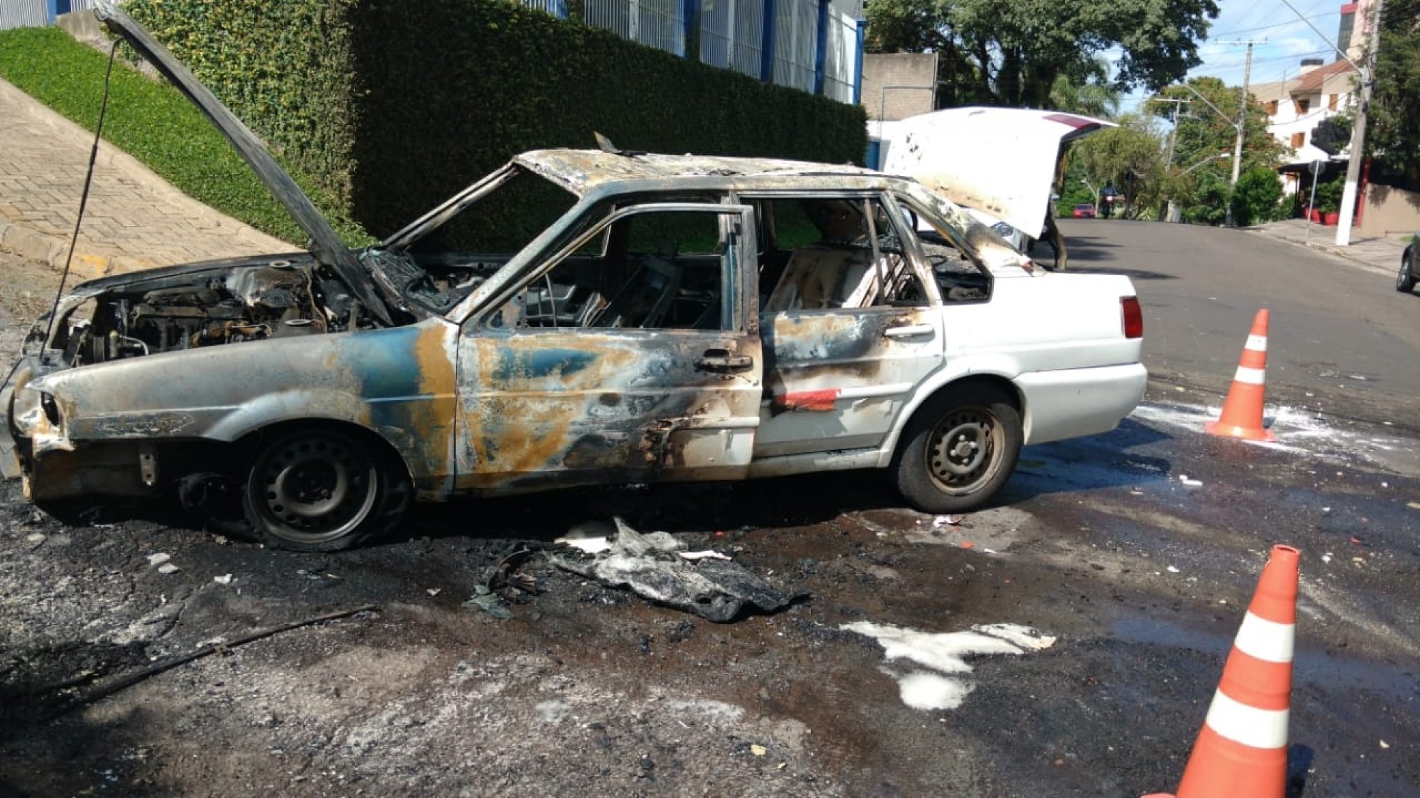 Carro fica destruído após pegar fogo em rua do bairro Boa Vista