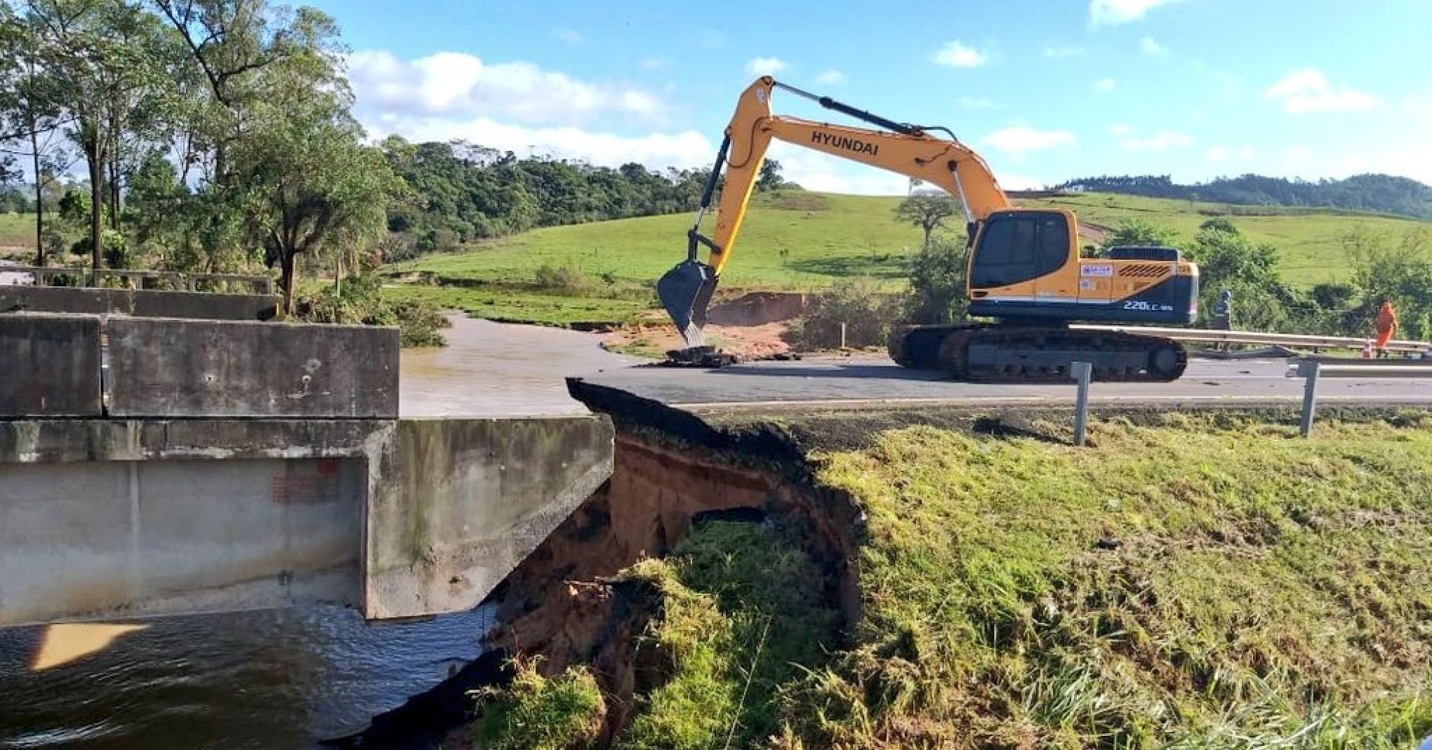 Enxurrada No Sul De Santa Catarina Arranca Cabeceiras De Pontes Na Br