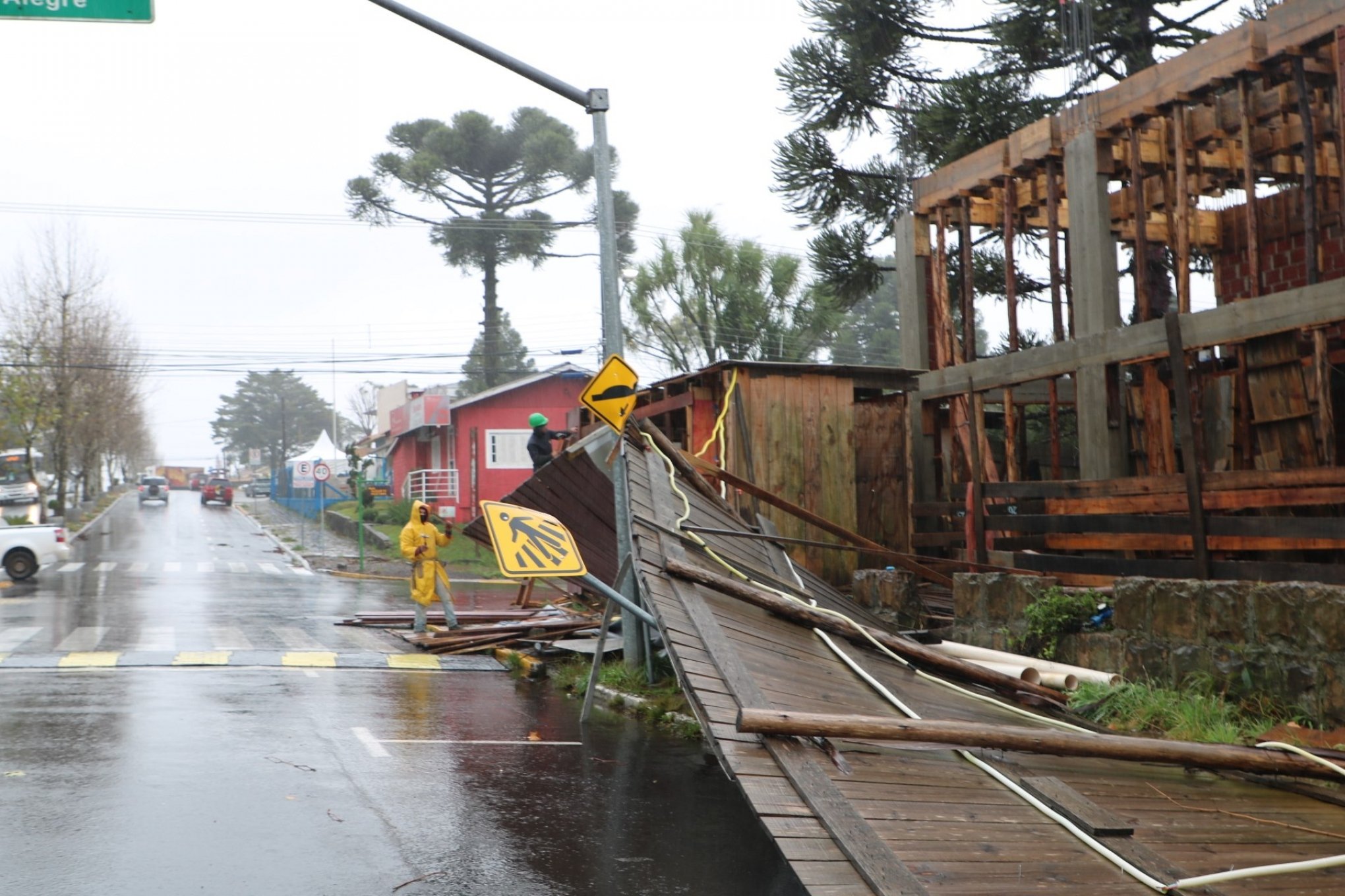 Galeria Confira Imagens Dos Estragos Causados Pelo Vento E Chuva Em