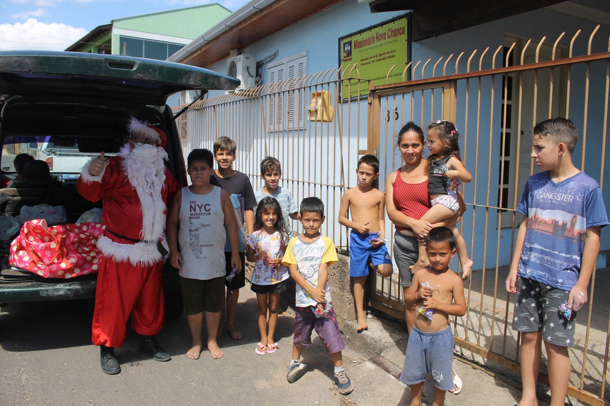 Brinquedos presentes doces e muita diversão no Natal solidário do