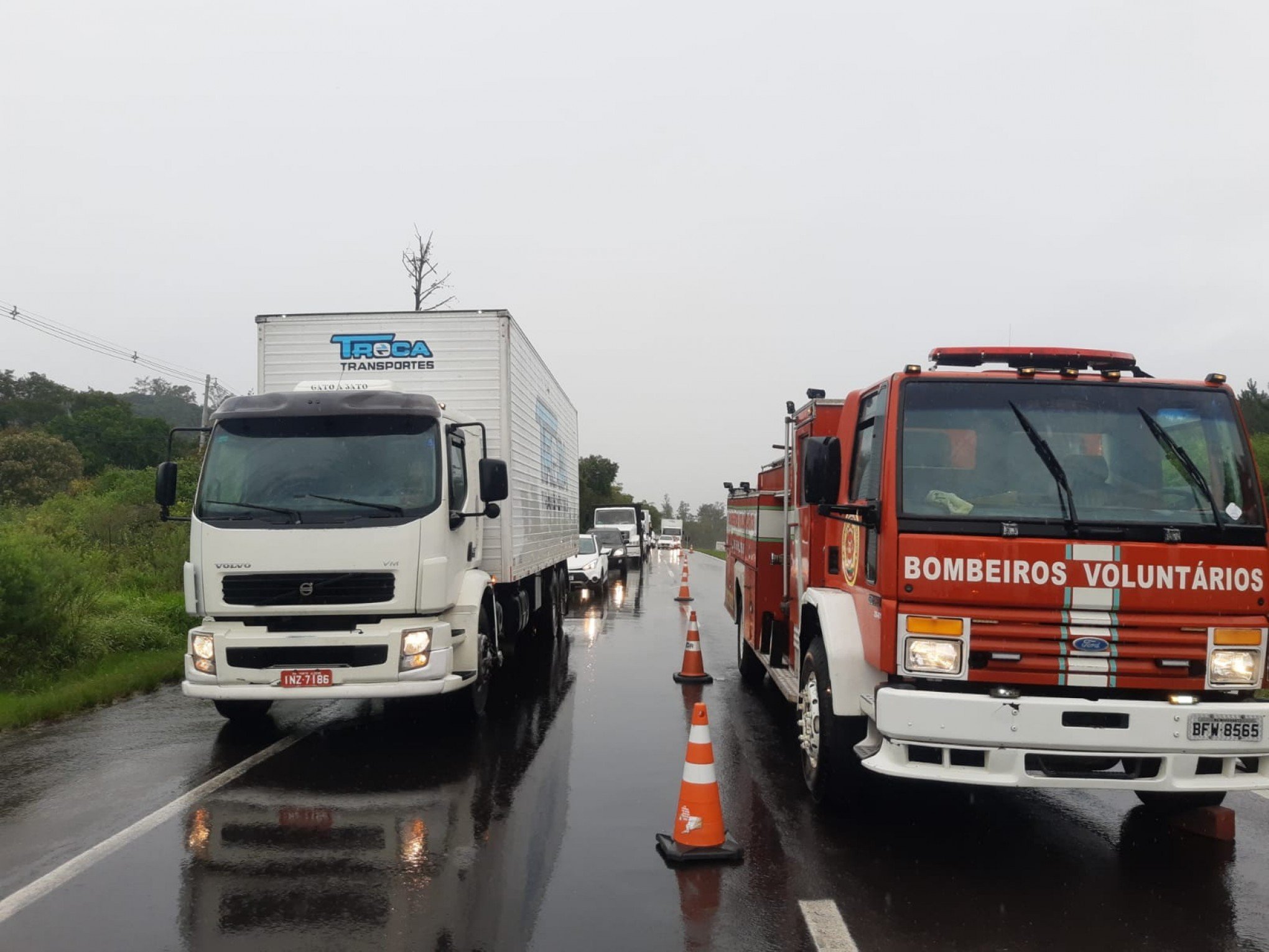 Vídeo mostra carro prensado por caminhão em acidente de trânsito na RS