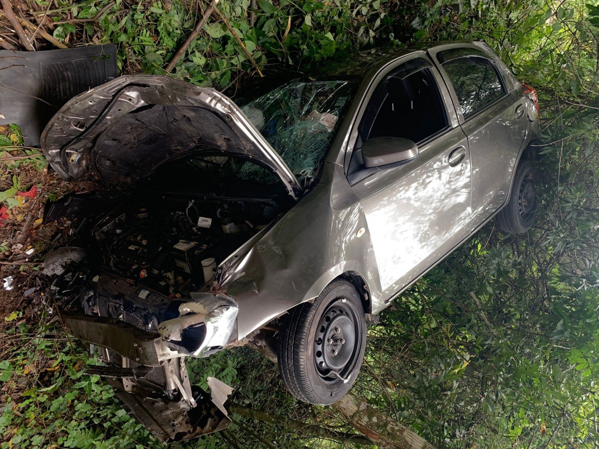 Carro Cai Em Barranco De Metros De Altura Ap S Acidente Caminh O