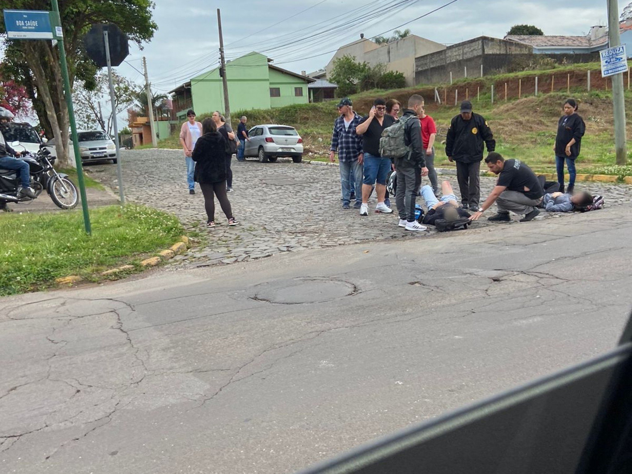 Duas Pessoas Ficam Feridas Em Acidente Entre Carro E Moto Em Novo