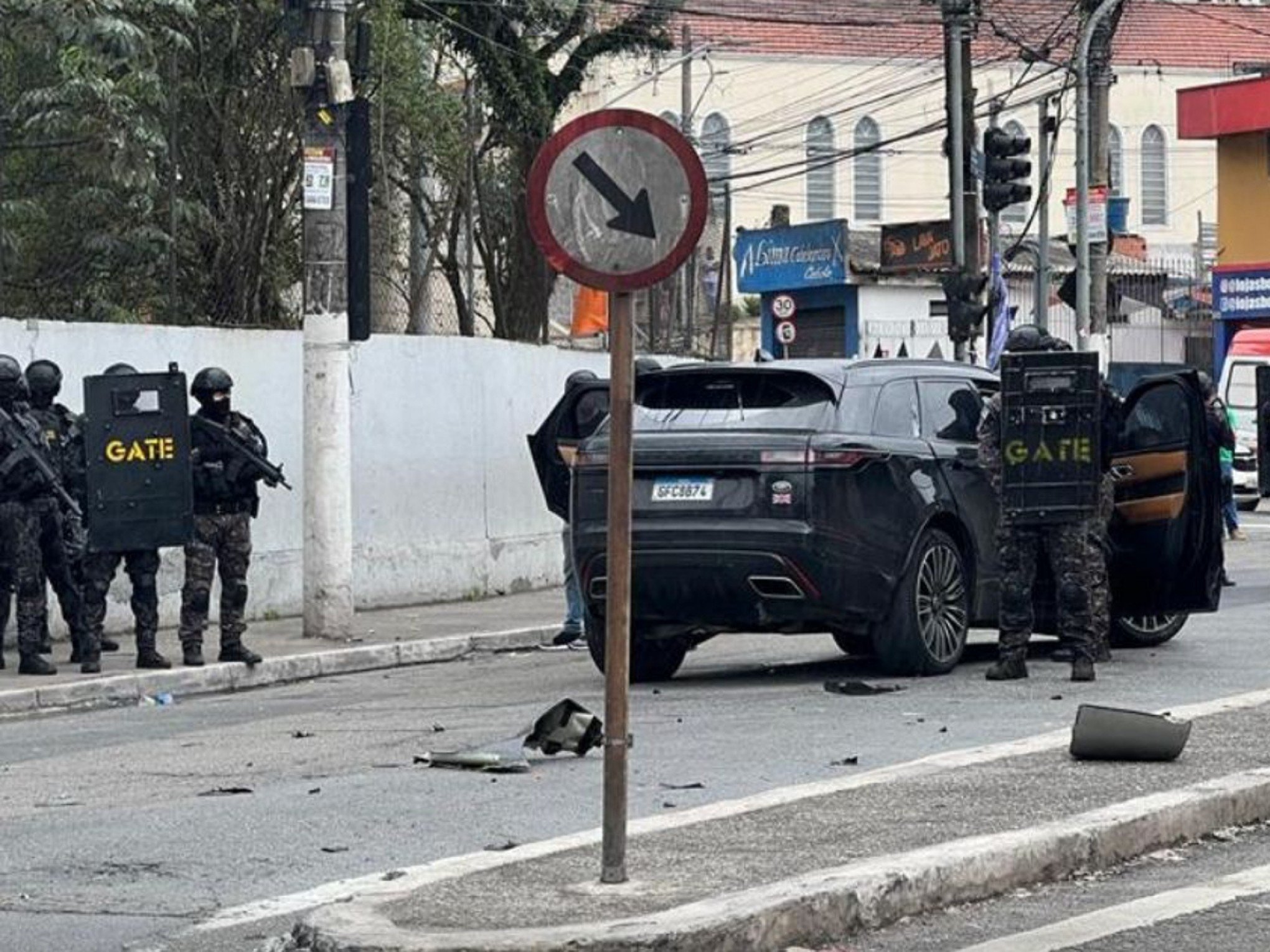 Casal feito refém é libertado e criminoso se entrega após negociação