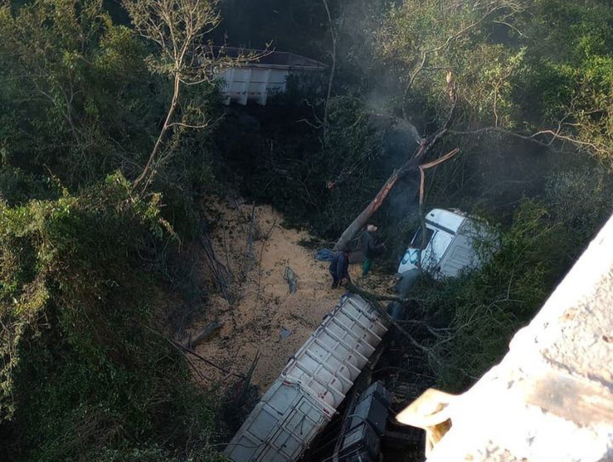 Motorista sai andando após caminhão despencar de ponte 12 metros de