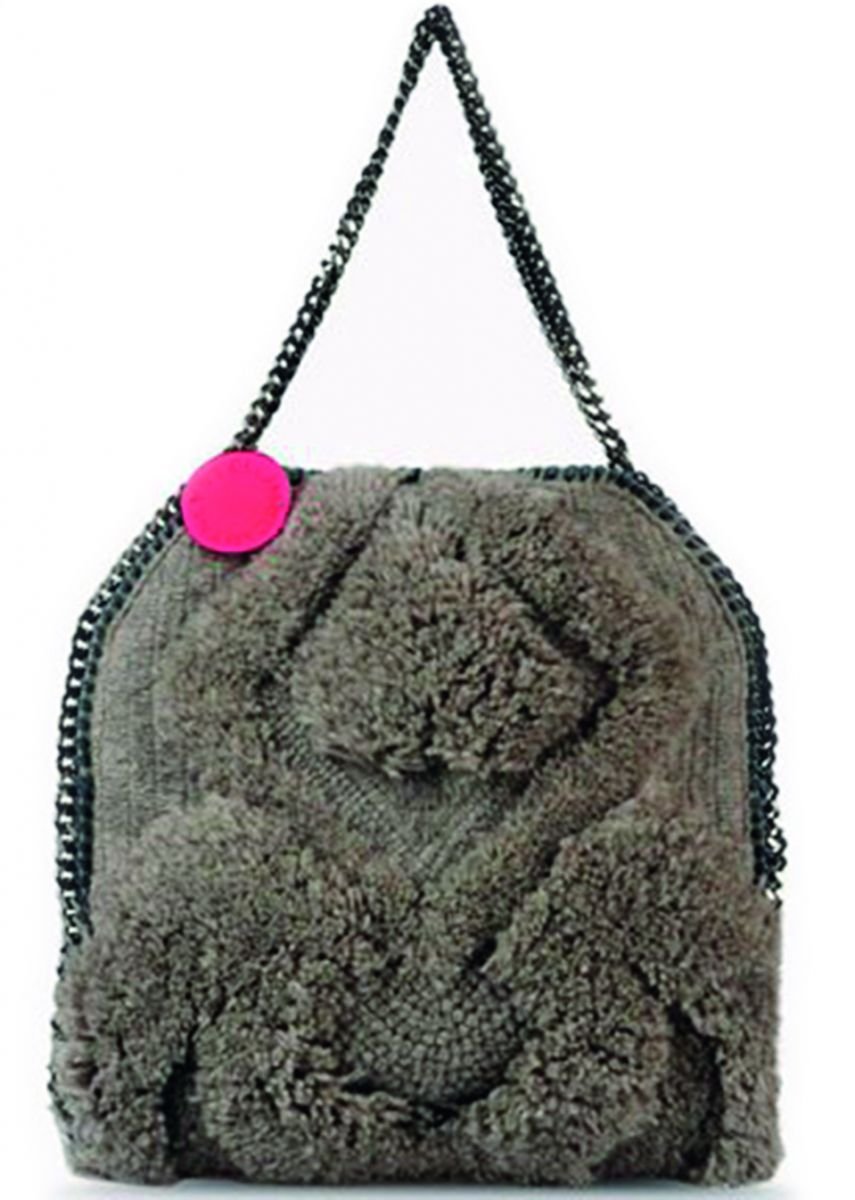 A bolsa Falabella Itsy Bitsy, de Stella McCartney, traz os detalhes da lã em relevo, alça de corrente e pingente colorido da marca