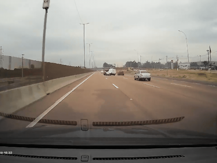 VÍDEO: Veículo capota enquanto era rebocado por picape na freeway