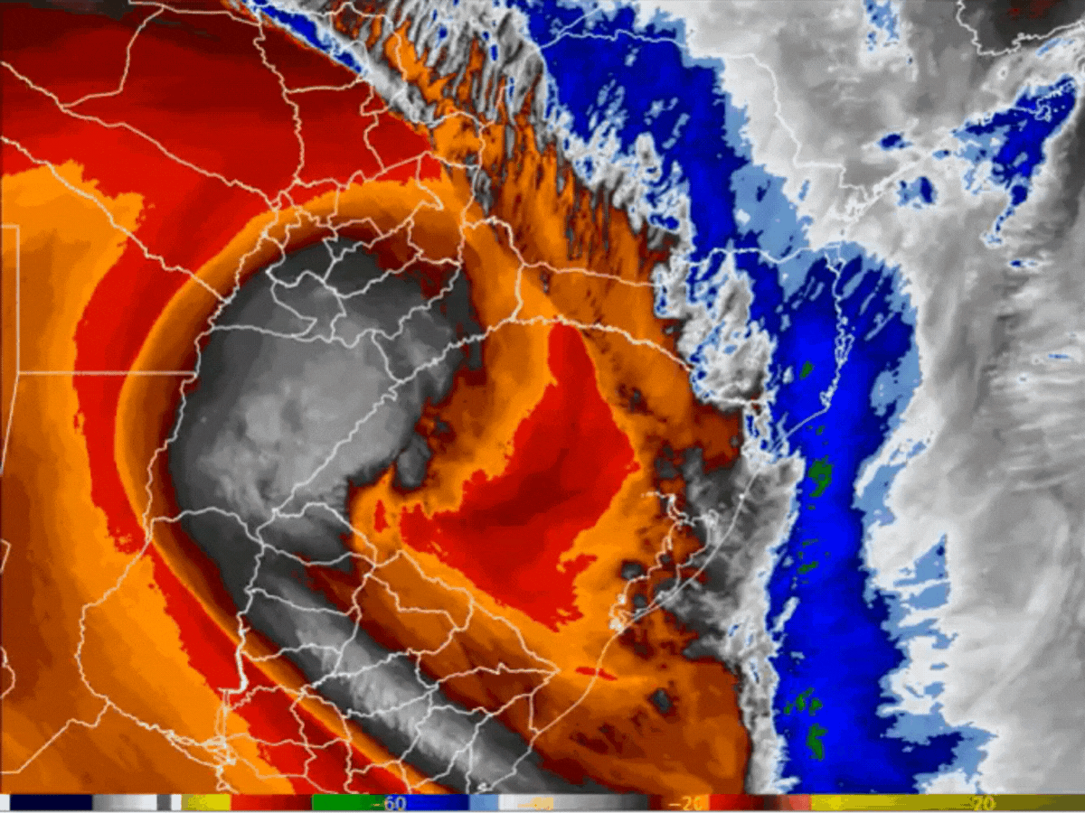 Na animação do satélite no canal de vapor se observa a rotação da baixa fria em altitude com ar gelado a partir do Nordeste da Argentina, que pode trazer neve, e que, posteriormente, dará origem a um ciclone na costa | abc+