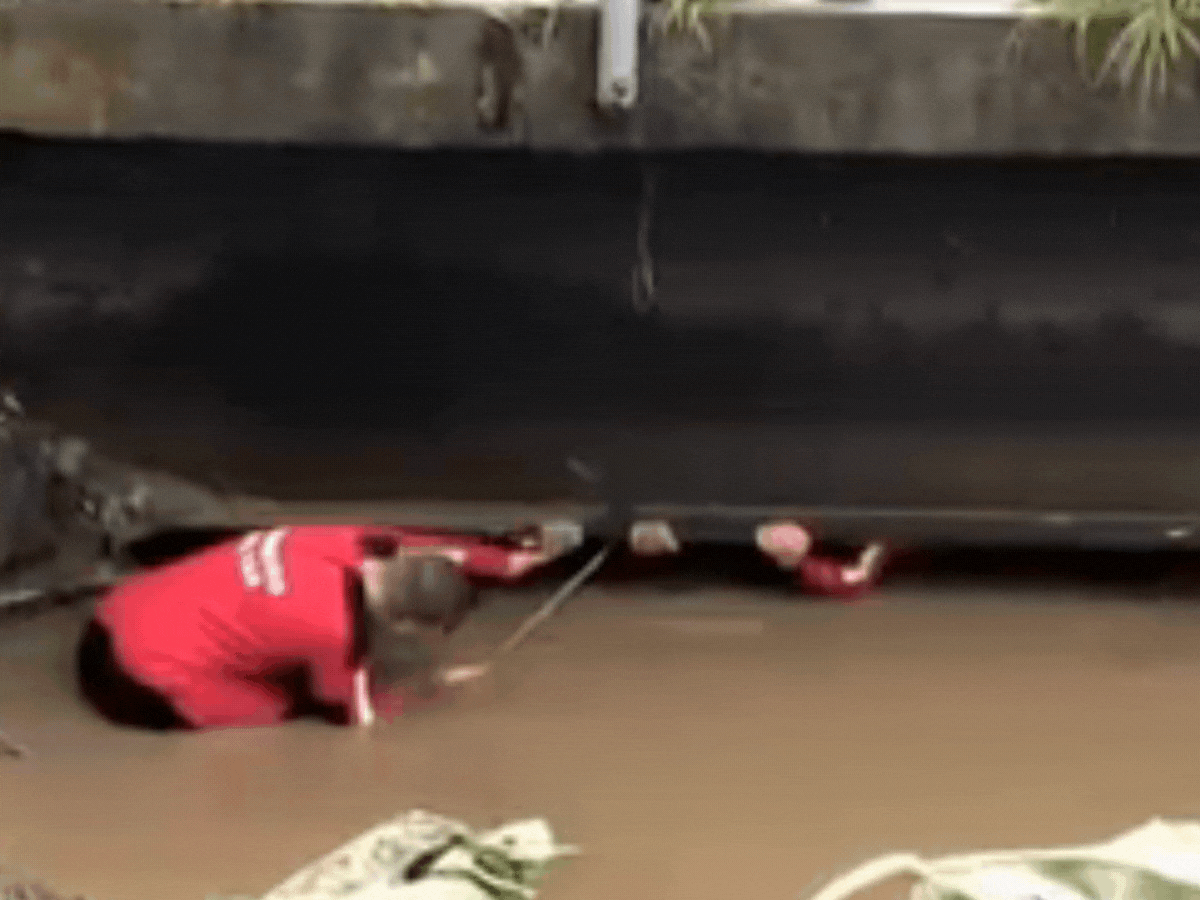Elevação da água tranca homem embaixo de ponte; veja vídeo do resgate