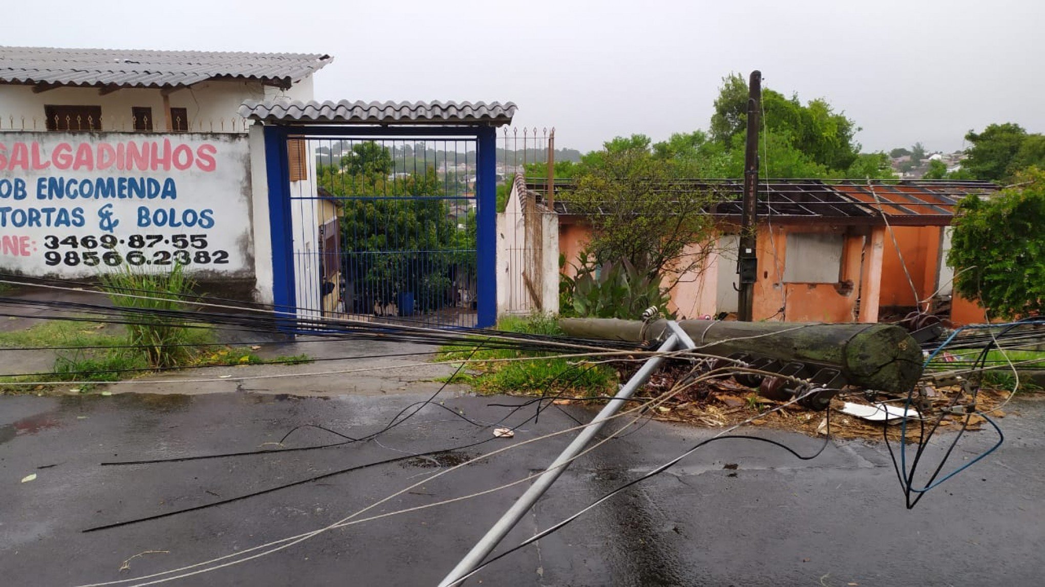 Temporal acompanhado de vento forte causa transtornos em Caxias do