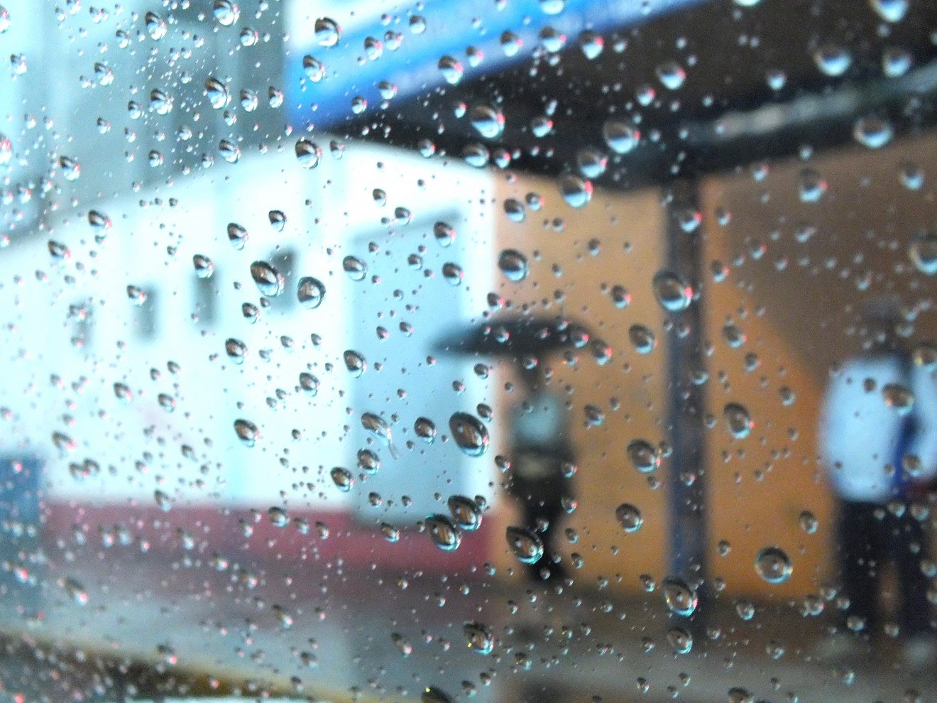 Avanço de frente fria traz mais chuva ao RS e temperaturas caem 10°C após dia tórrido; veja o que esperar do fim de semana